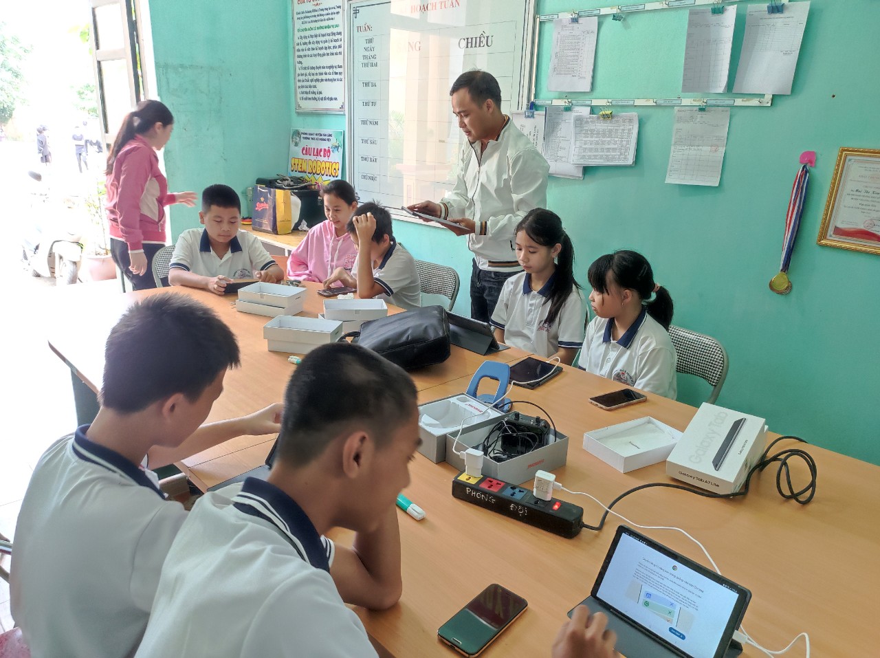 Thầy Lê Hữu Cường hướng dẫn học sinh tham gia IOE - Sinh hoạt CLB tiếng anh