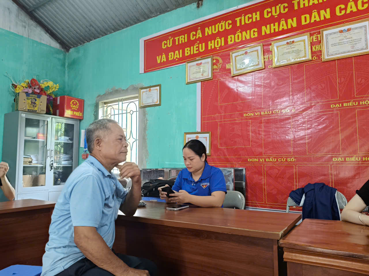TRƯỜNG THCS HOÀNG VIỆT THAM GIA HỖ TRỢ CÀI ĐẶT SỔ SỨC KHỎE ĐIỆN TỬ, VNeID VÀ PHÁT TRIỂN BẢO HIỂM Y TẾ
