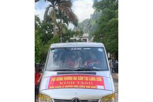 Các em học sinh trường Tiểu học thị trấn Na Sầm đón nhận quà Tết Trung thu từ các nhà hảo tâm