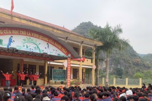 Sinh hoạt dưới cờ với chủ đề “Uống nước nhớ nguồn”, “Mỗi tuần một cuốn sách hay”.